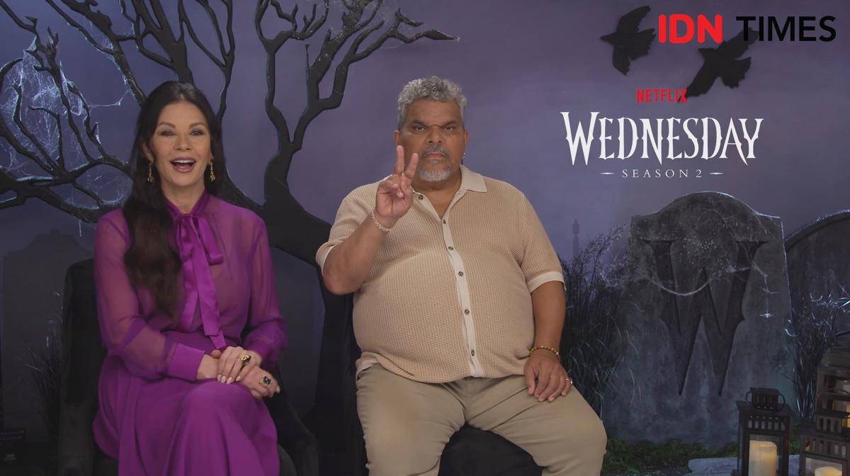 Catherine Zeta-Jones dan Luis Guzman (dok. Netflix)