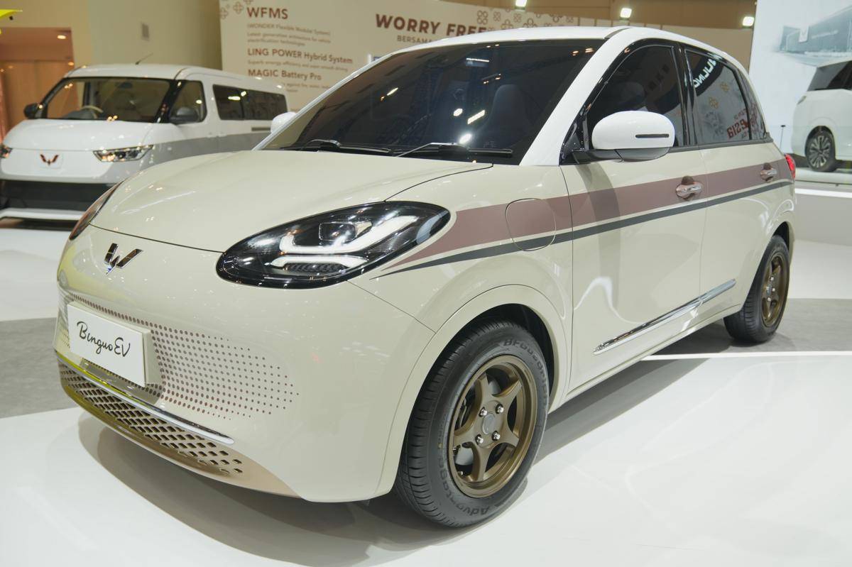 Sisi eksterior memadukan wrapping sticker warna putih, striping klasik berwarna coklat dan hitam doff, over fender sewarna bodi, grill depan berwarna emas, dan aksen Dot Sphere pada bumper depan.JPG