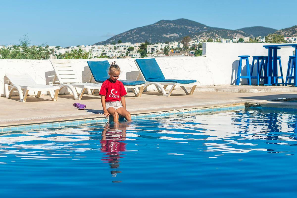 ilustrasi fasilitas kolam renang di hotel (unsplash.com/Vitolda Klein)