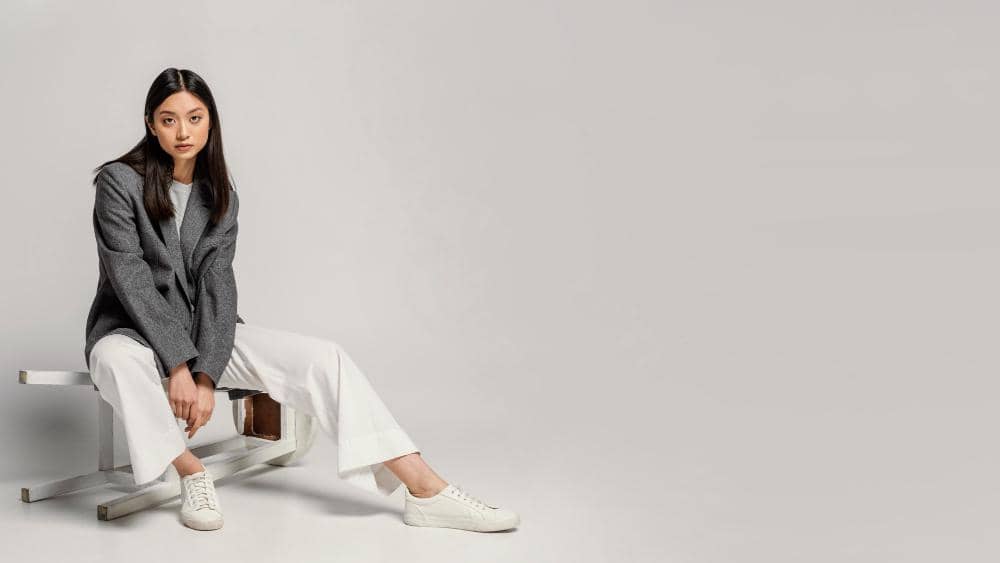 ilustrasi outfit monokrom (freepik.com/freepik)