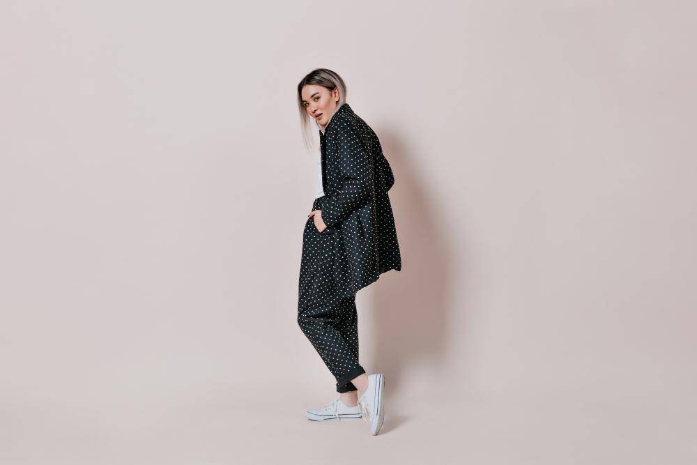 ilustrasi outfit monokrom (freepik.com/lookstudio)
