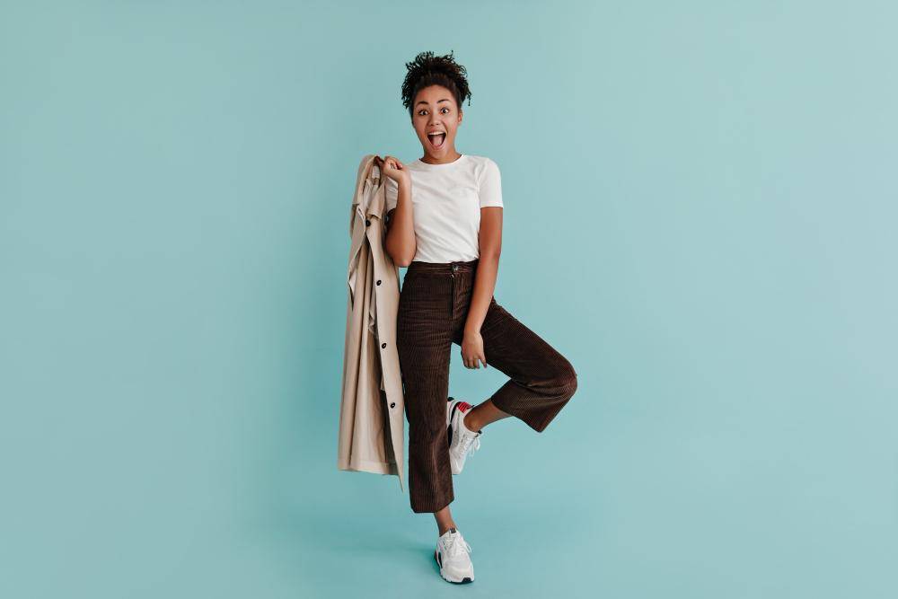 ilustrasi outfit monokrom (freepik.com/lookstudio)