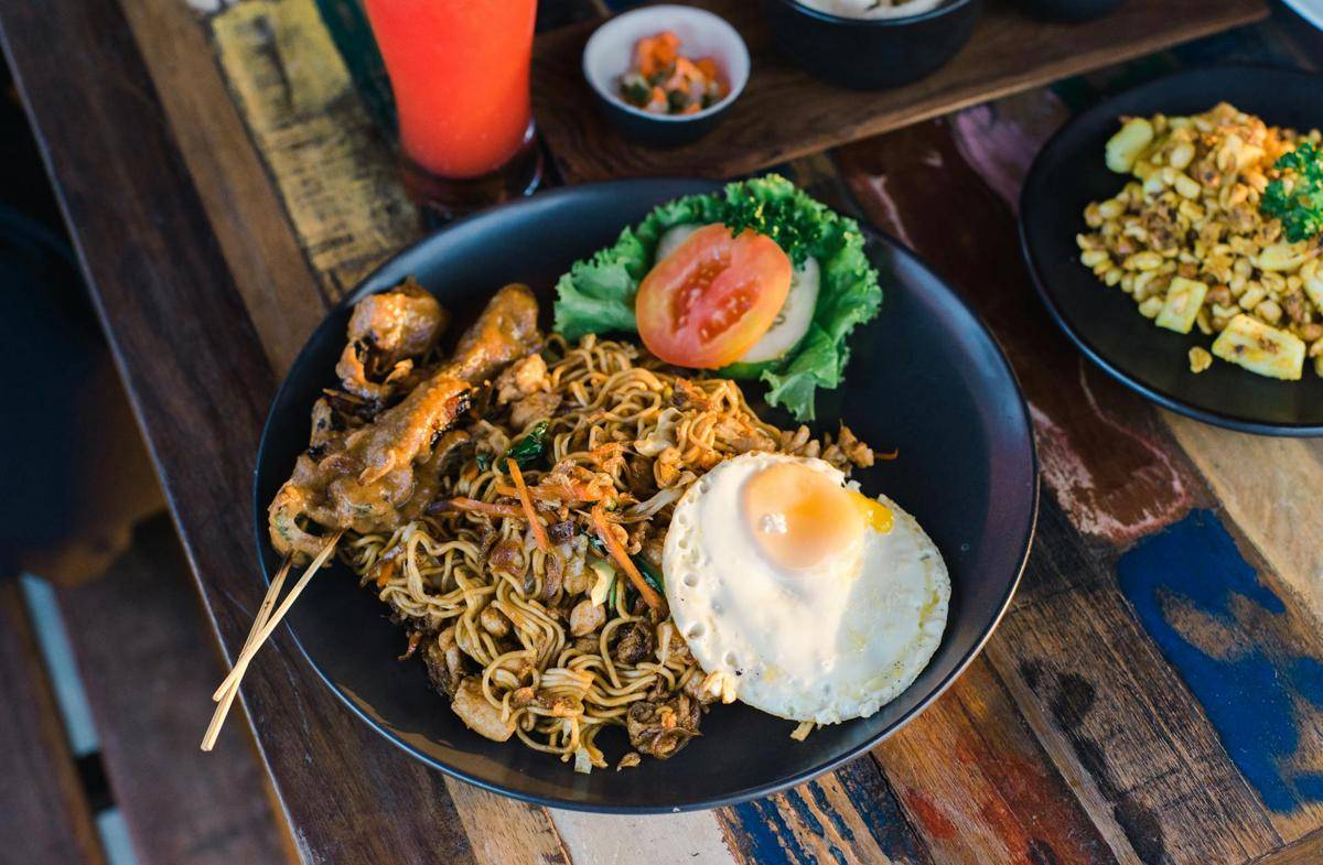 ilustrasi penggunaan piring hitam untuk menyajikan makanan