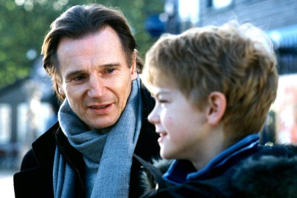 Liam Neeson dan Thomas Brodie-Sangster di film Love Actually. (dok. Universal Pictures/Love Actually)