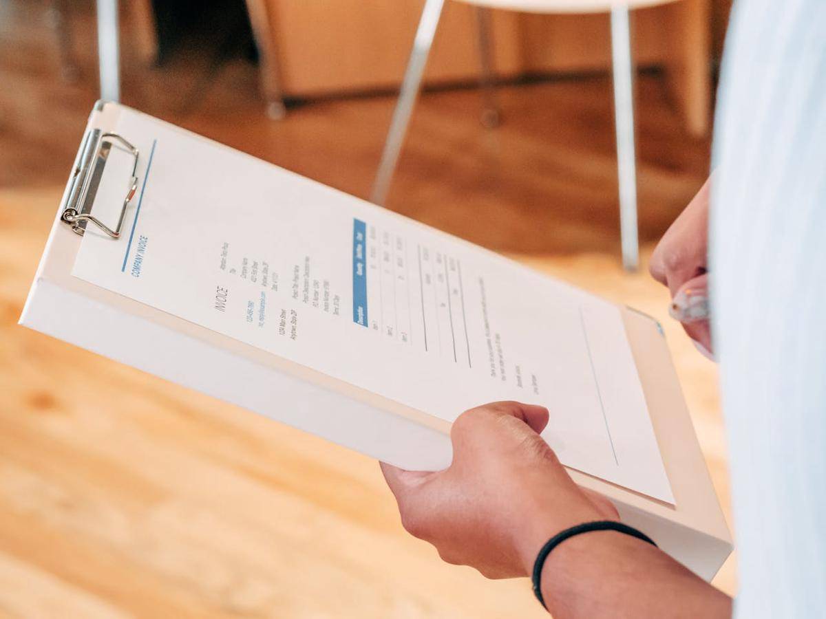 ilustrasi mengisi formulir data diri bank (pexels.com/Kindel Media)