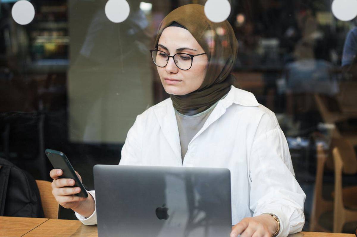 ilustrasi mengakses wifi publik (pexels.com/Esra Korkmaz)