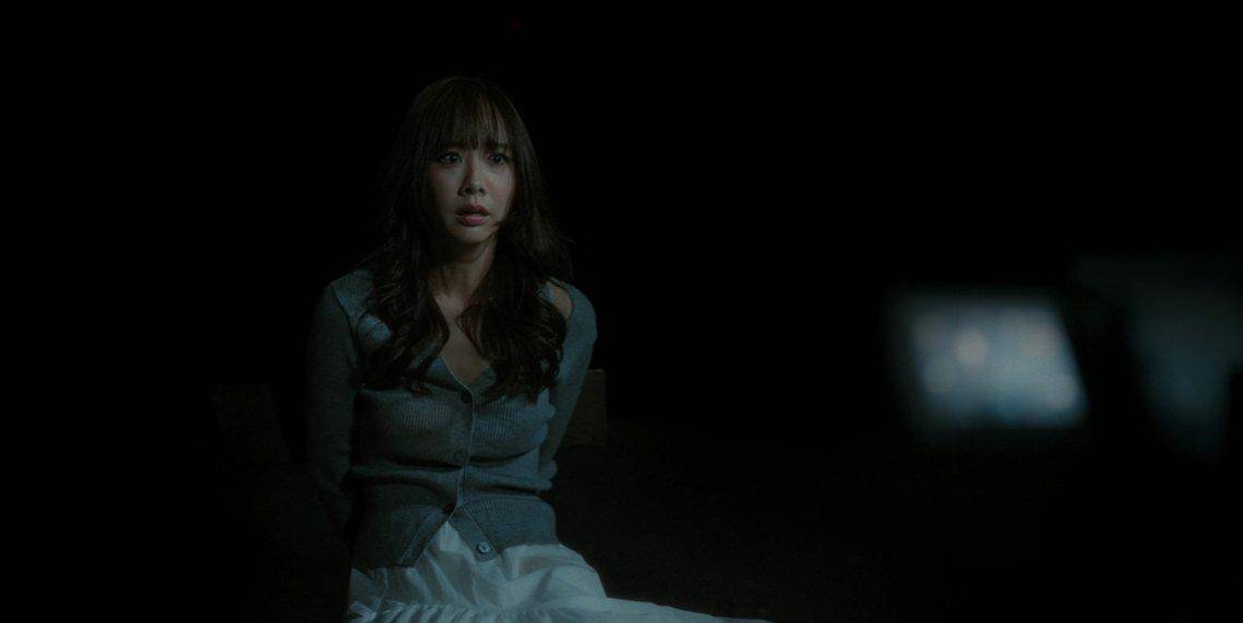 still cut karakter Phlengphin (Toey Jarinporn) di Enigma Black Stage (Dok.GMMTV/Enigma Black Stage)