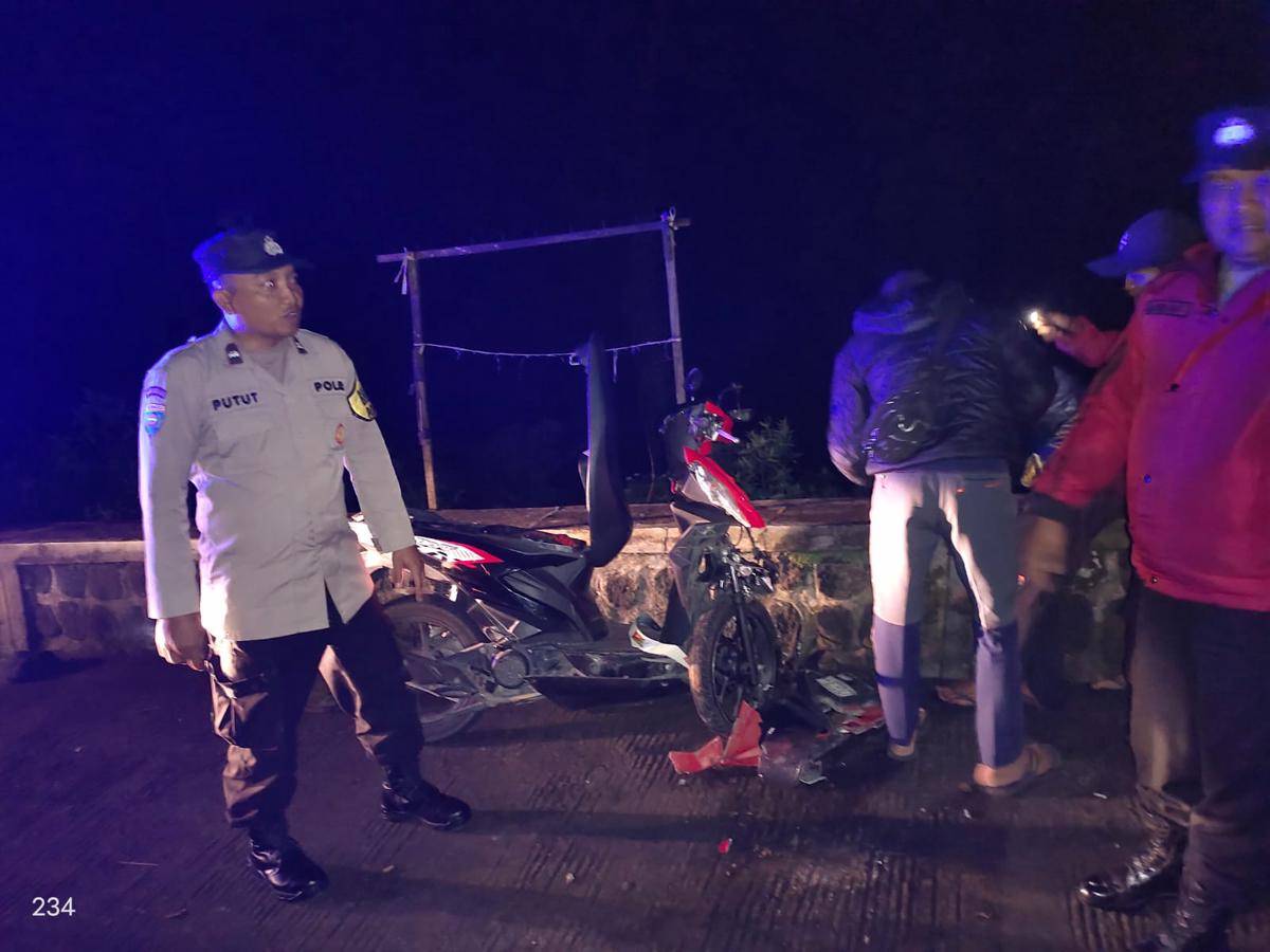 Pengendara motor tabrak besar di jalan tembus Cemorosewu-Sarangan. IDN Times/Istimewa.