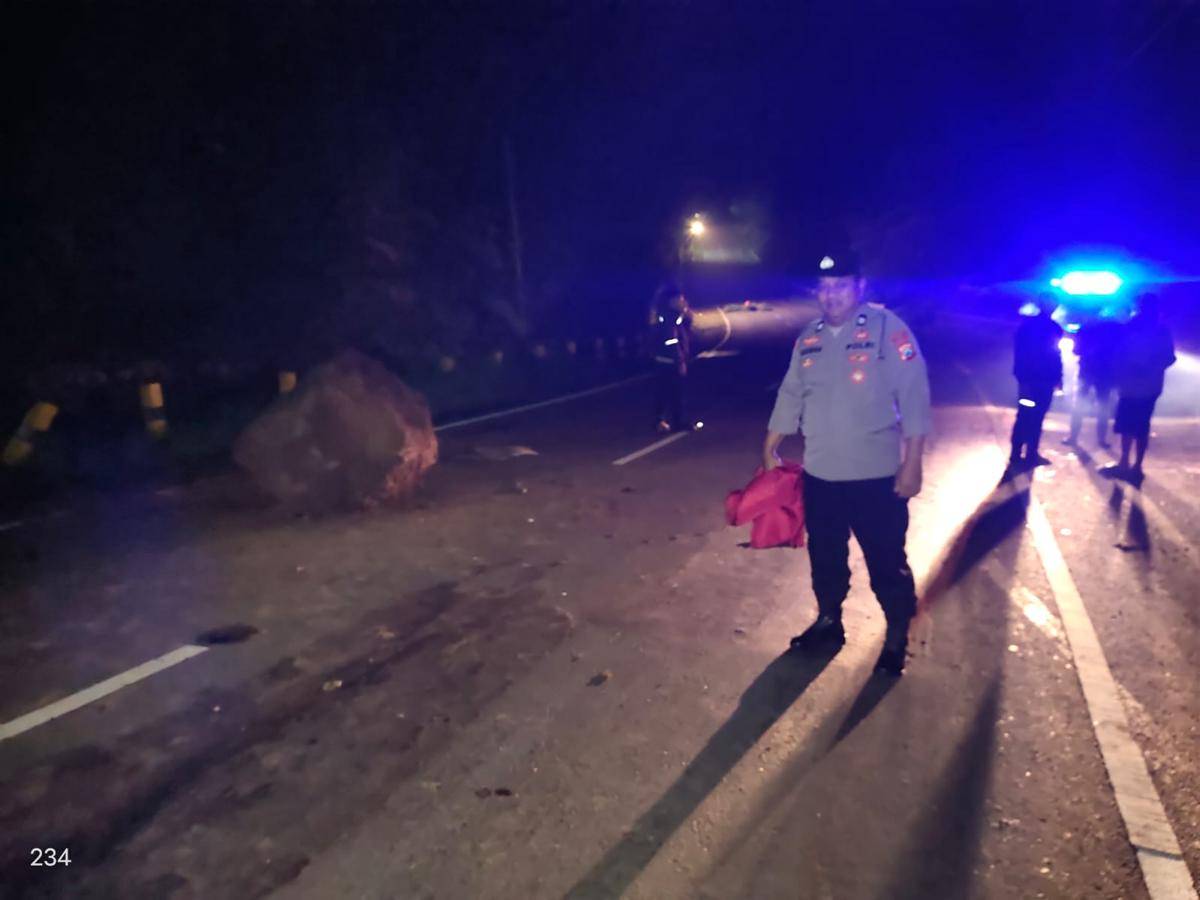 Pengendara motor tabrak besar di jalan tembus Cemorosewu-Sarangan. IDN Times/Istimewa.
