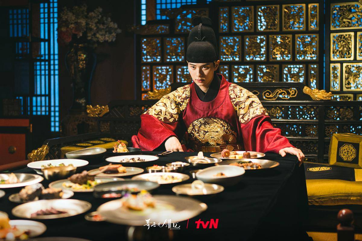 Cuplikan drakor Bon Appetit, Your Majesty (dok. TVN/Bon Appetit, Your Majesty)