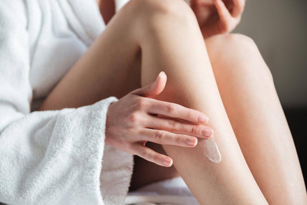 ilustrasi menggunakan body lotion (freepik.com/drobotdean)