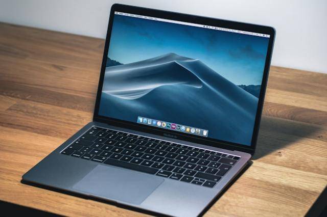 ilustrasi sebuah laptop (unsplash.com/@howardbouchevereau)