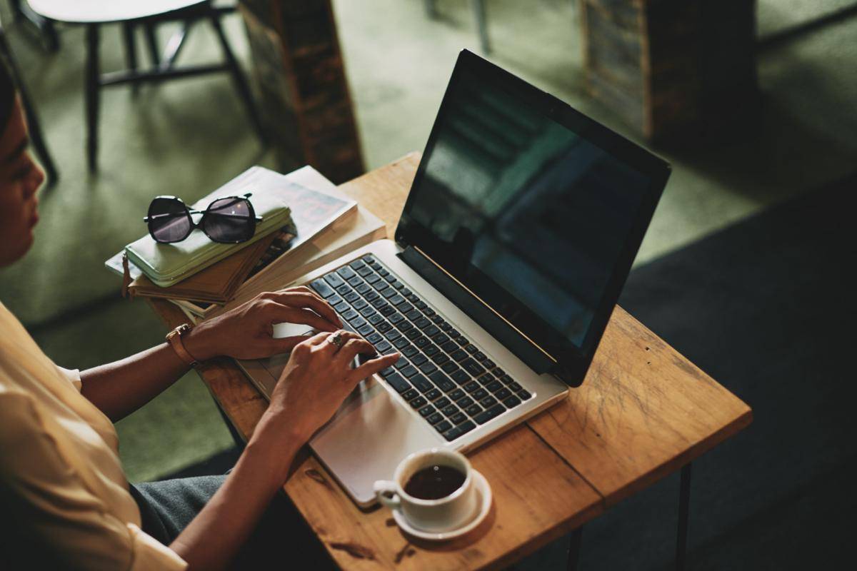 ilustrasi bekerja menggunakan laptop (freepik.com/pressfoto)