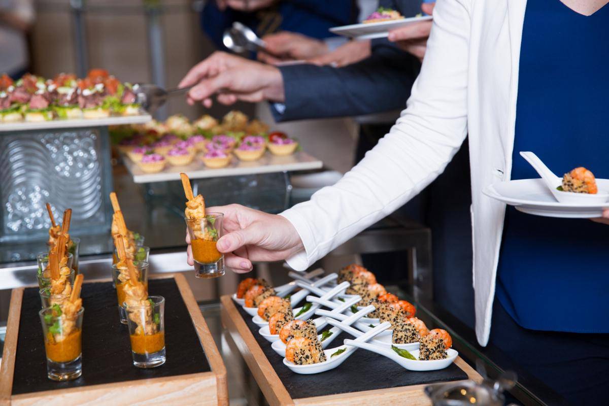 Ilustrasi catering makanan (freepik.com/katemangostar)
