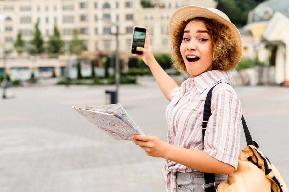 ilustrasi perempuan traveling