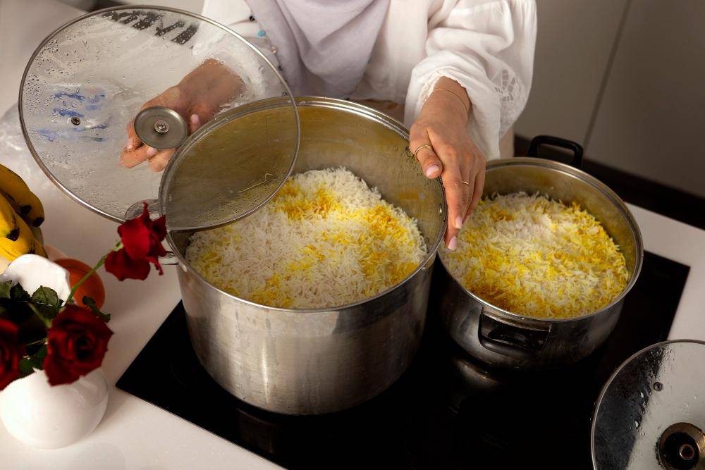 ilustrasi memasak nasi liwet (freepik.com/freepik)