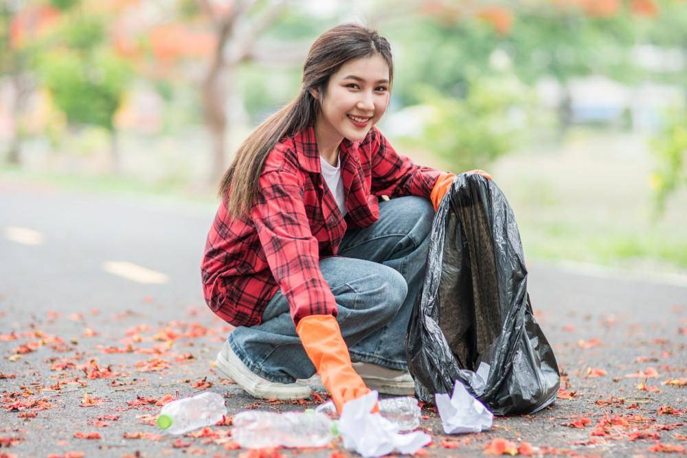 ilustrasi orang mengambil sampah