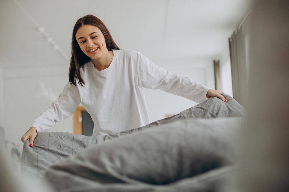 ilustrasi perempuan merapikan tempat tidur (freepik.com/senivpetro)