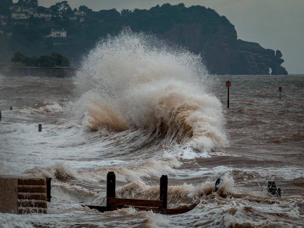 gambar gelombang tinggi yang menerjang wilayah pesisir (unsplaah.com/Ray Harrington)