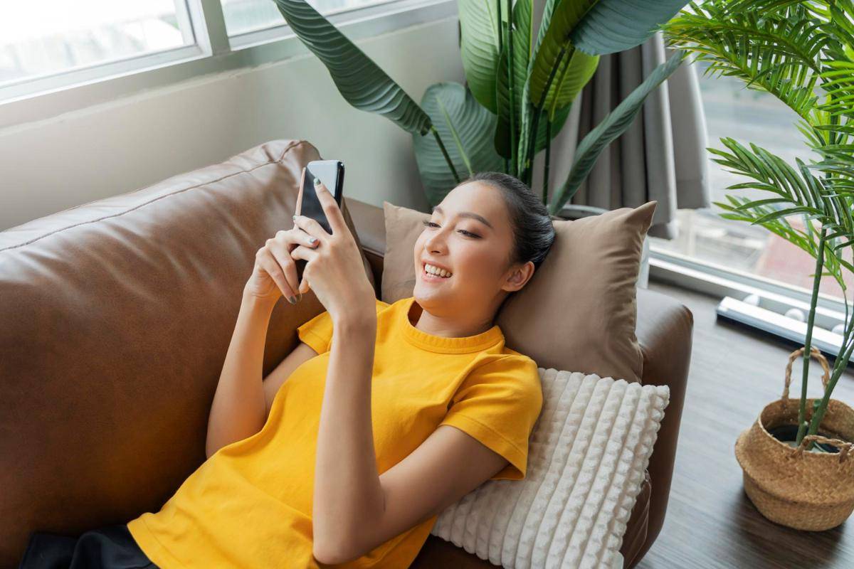Ilustrasi wanita bermain gadget (freepik.com/Lifestylememory)
