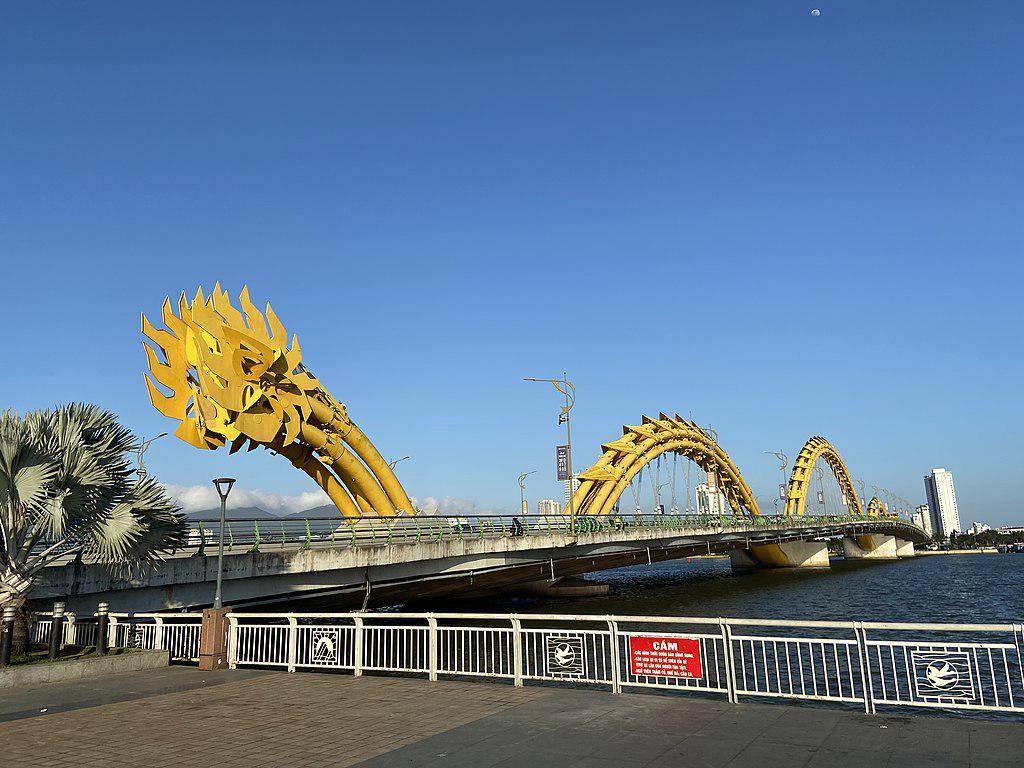 Jembatan naga di Danang (commons.wikimedia.org/Kuroczynski) 