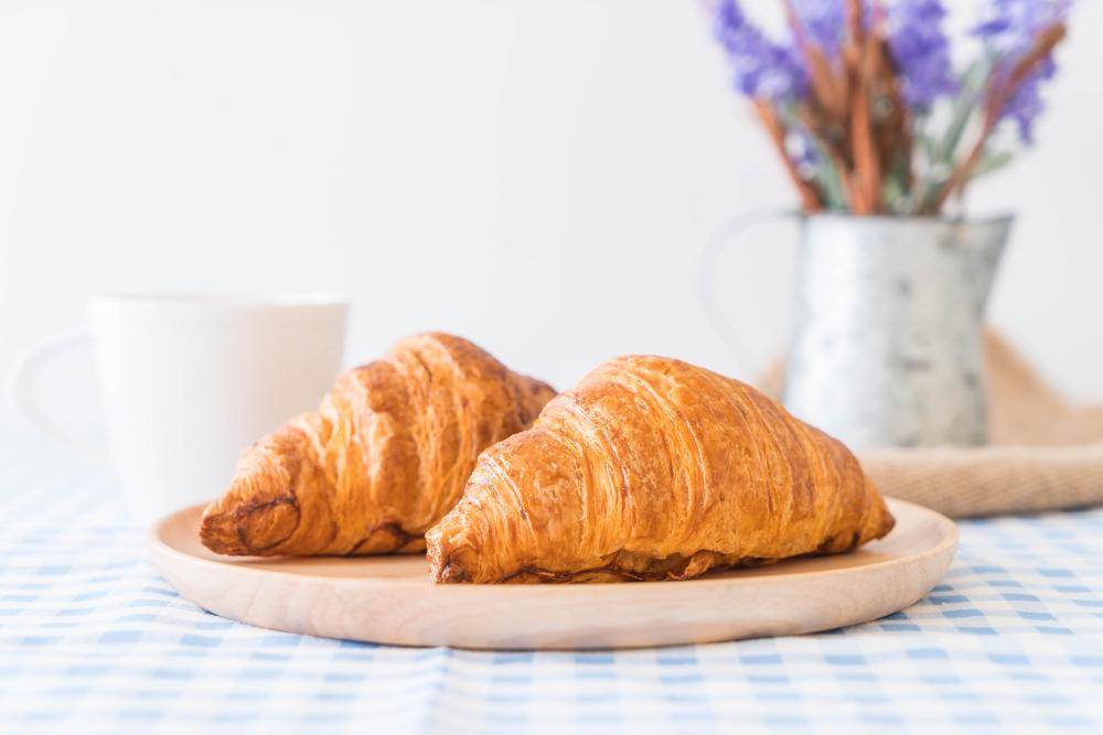 ilustrasi croissant (freepik.com/topntp26)