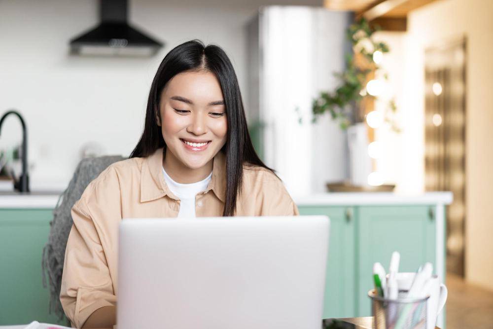 ilustrasi perempuan menggunakan laptop (freepik.com/benzoix)