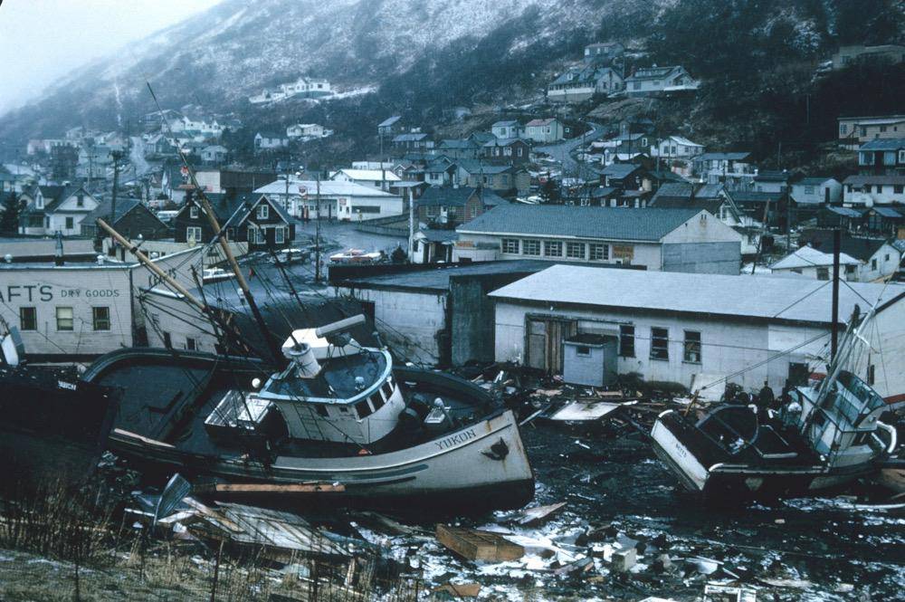 gambar kondisi desa di Jepang setelah tsunami (unsplash.com/NOAA)