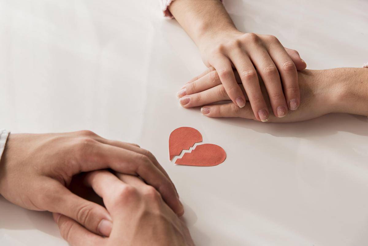 Ilustrasi tangan close-up dengan patah hati (freepik.com/freepik)