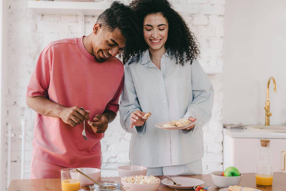 Pasangan suami istri sarapan bersama di meja makan.