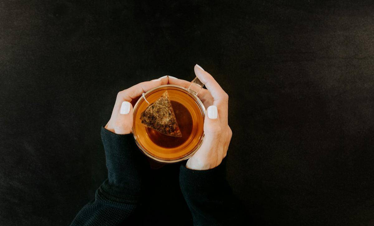 ilustrasi minum teh (unsplash.com/Kelly Sikkema)