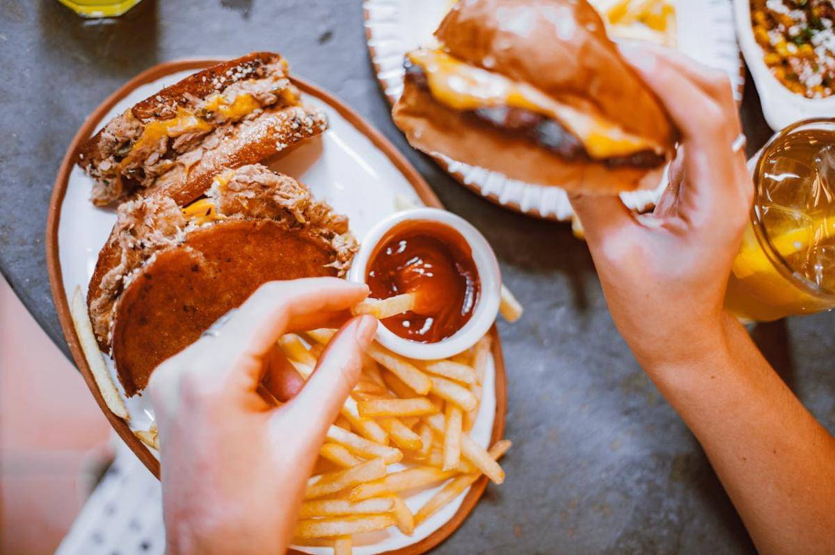 Makanan fast food, seperti burger dan kentang goreng.