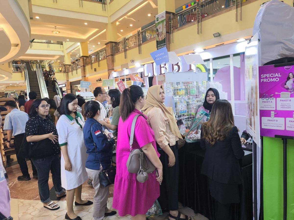 Banyak pengunjung mendatangi booth di Bombee Expo (IDN Times/ Fanny Rizano)
