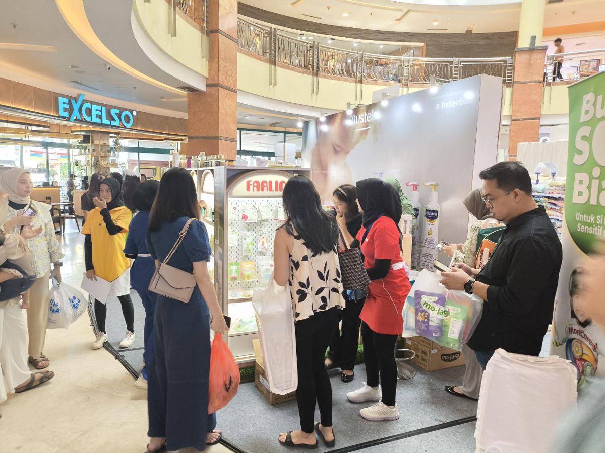 Ibu-ibu di Mombee Expo tampak ramai-ramai mendatangi salah satu booth (IDN Times/ Fanny Rizano)