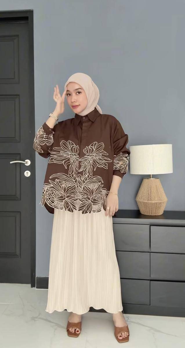 potret ide kemeja dan blouse floral ala Arrum Rahma