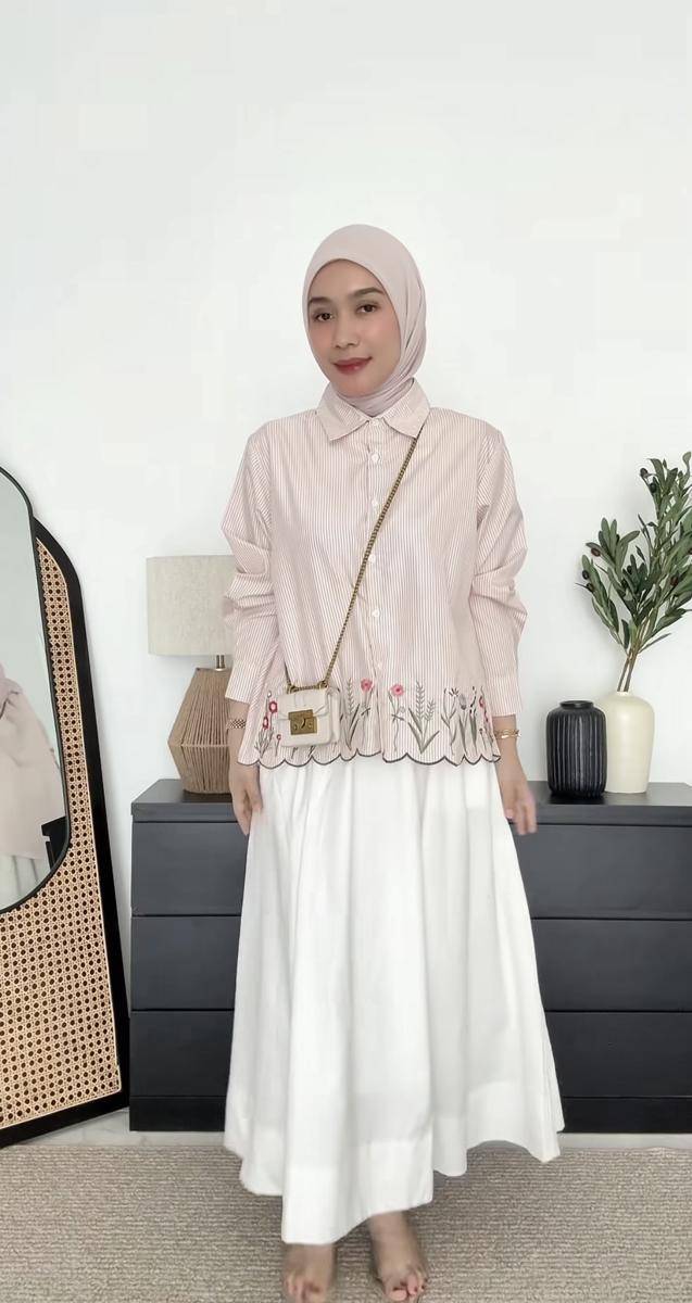 potret ide kemeja dan blouse floral ala Arrum Rahma