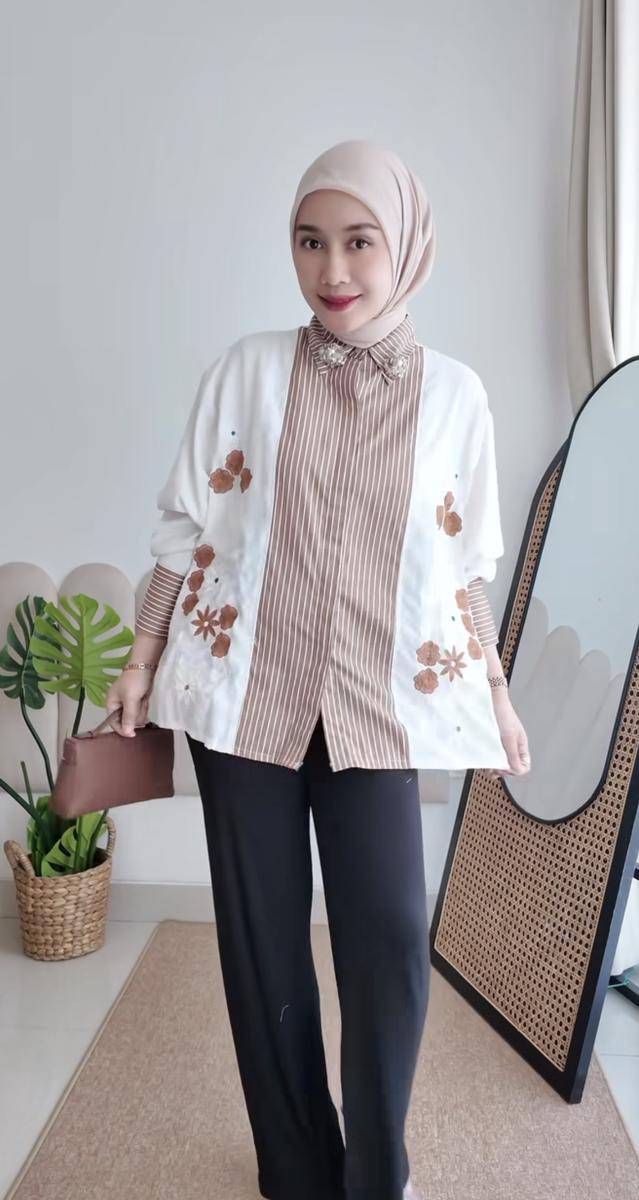 potret ide kemeja dan blouse floral ala Arrum Rahma