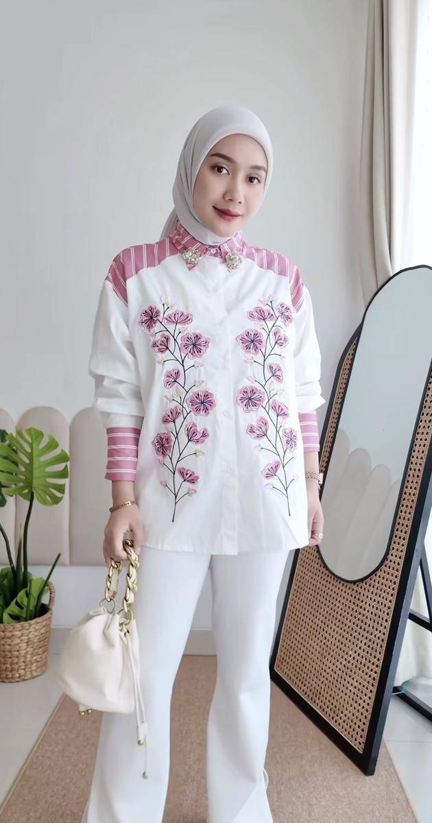 potret ide kemeja dan blouse floral ala Arrum Rahma