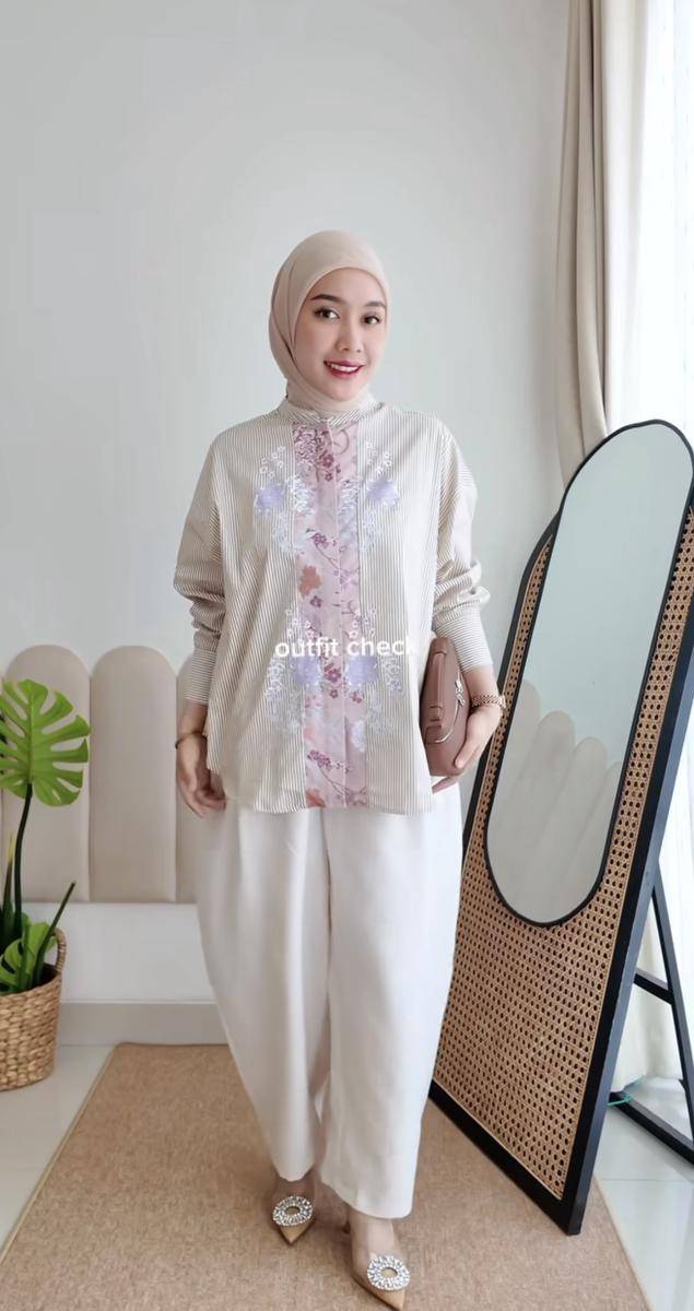 potret ide kemeja dan blouse floral ala Arrum Rahma