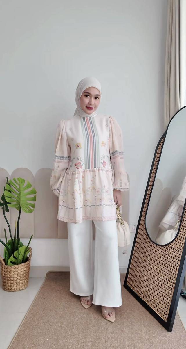 potret ide kemeja dan blouse floral ala Arrum Rahma