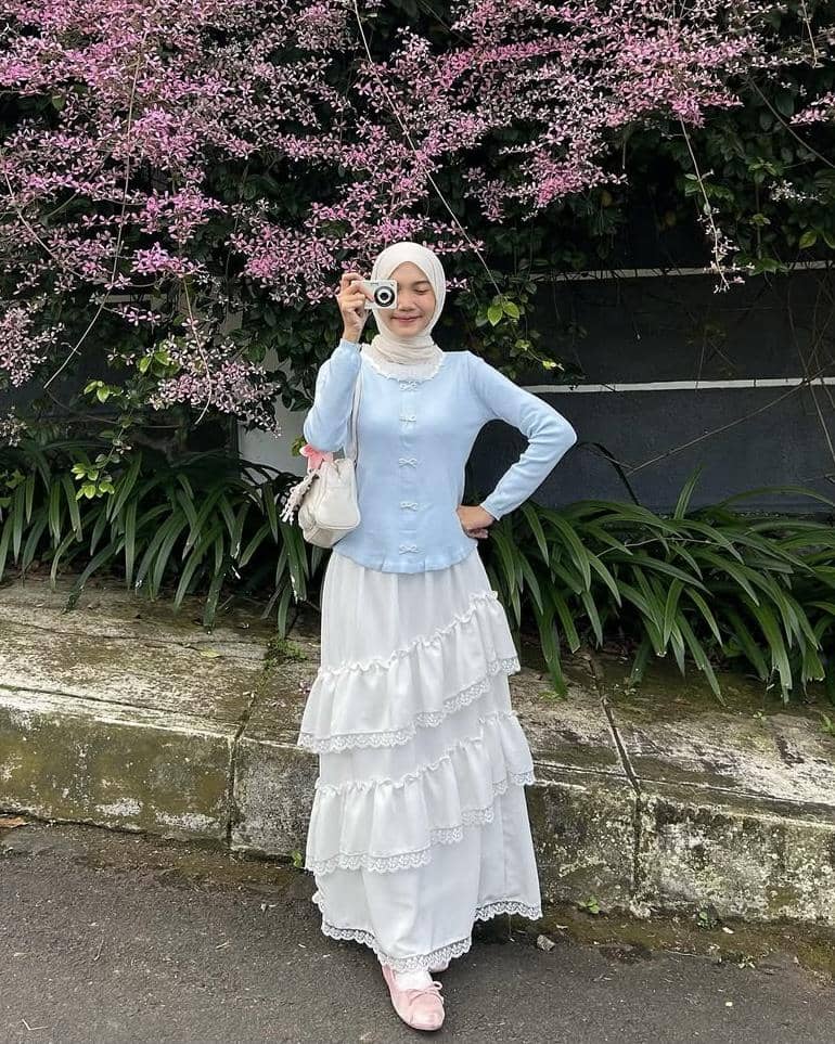 potret ide OOTD pakai sweater dan rok flare ala Diva Syifa 