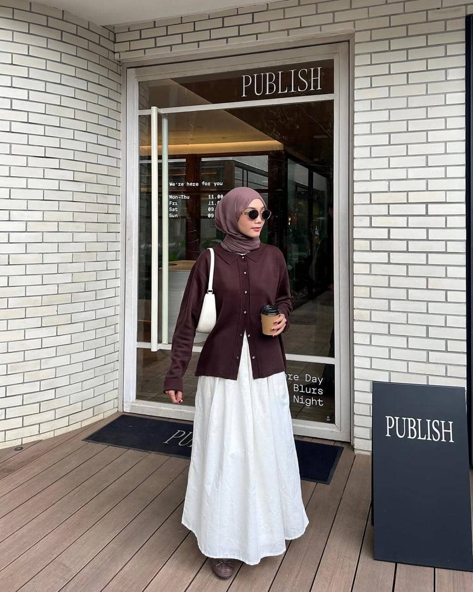 potret ide OOTD pakai sweater dan rok flare ala Diva Syifa 