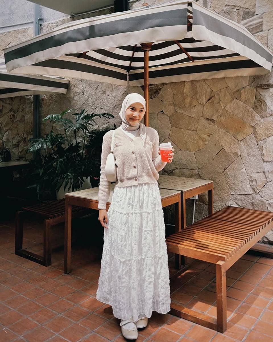 potret ide OOTD pakai sweater dan rok flare ala Diva Syifa 