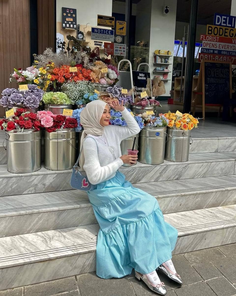 potret ide OOTD pakai sweater dan rok flare ala Diva Syifa 
