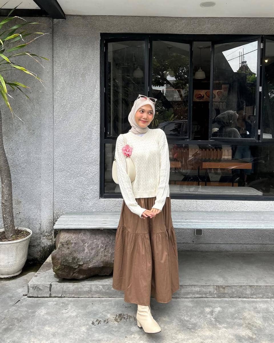 potret ide OOTD pakai sweater dan rok flare ala Diva Syifa 