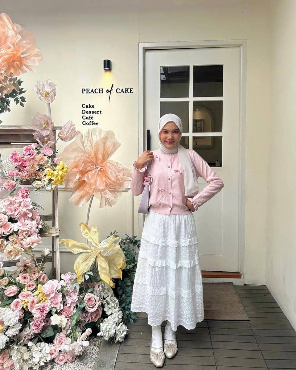 potret ide OOTD pakai sweater dan rok flare ala Diva Syifa 