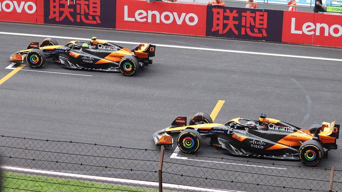 Lando Norris menempati posisi start di depan Oscar Piastri pada balapan GP China 2024. (commons.wikimedia.org/ Liauzh)