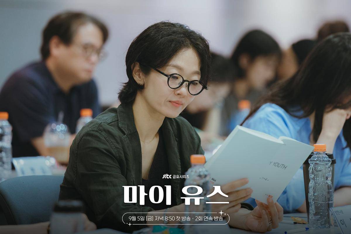 Lee Bong Ryun saat sesi script reading drama Korea My Youth (dok. JTBC)