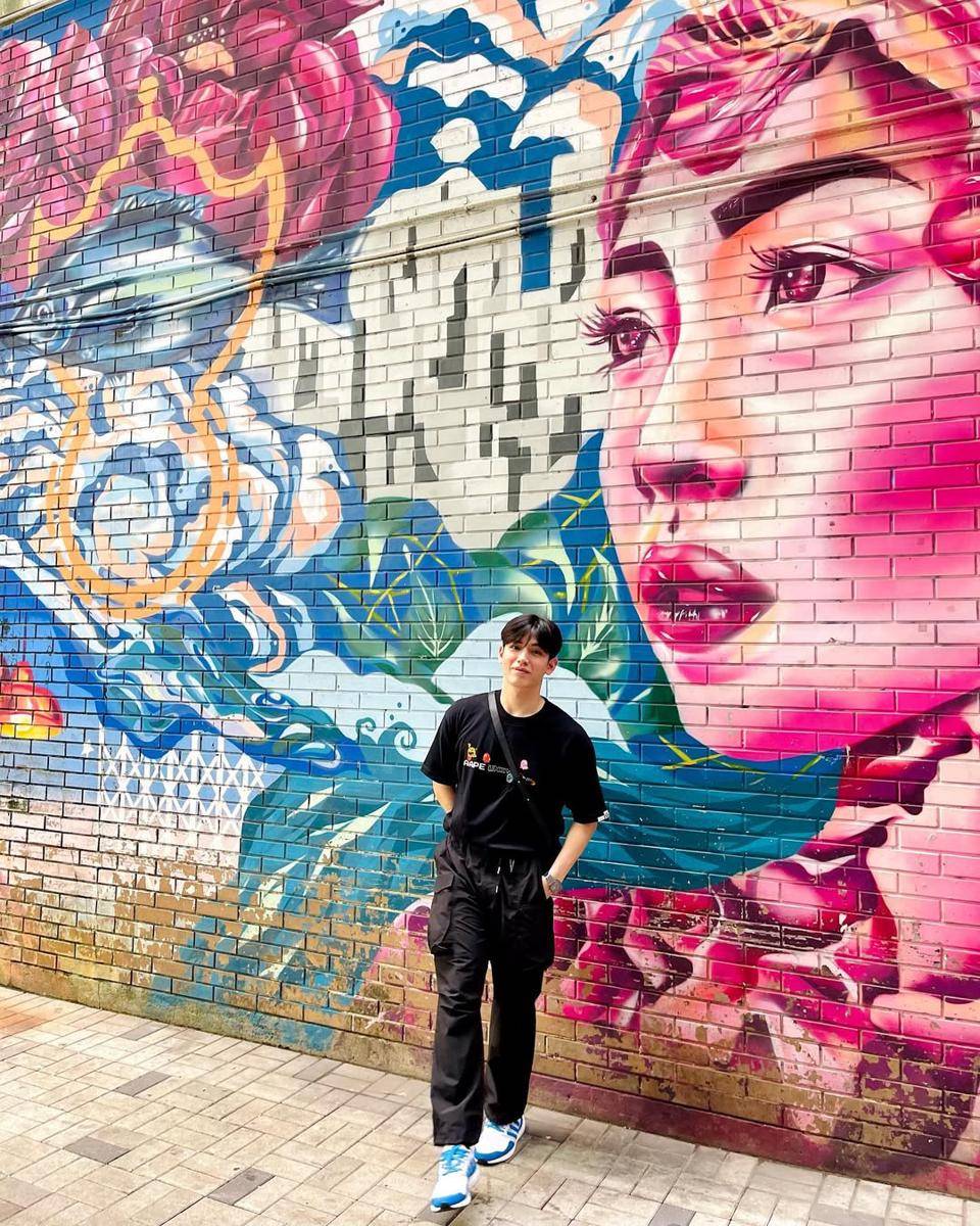 styling celana cargo ala New Thitipoom (Instagram.com/newwiee)