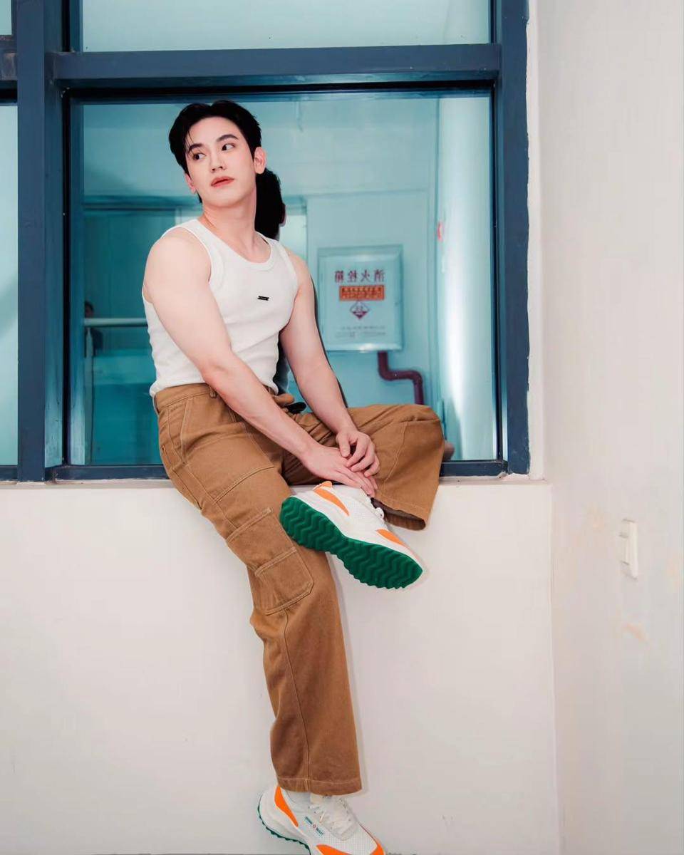 styling celana cargo ala New Thitipoom (instagram.com/newwiee)